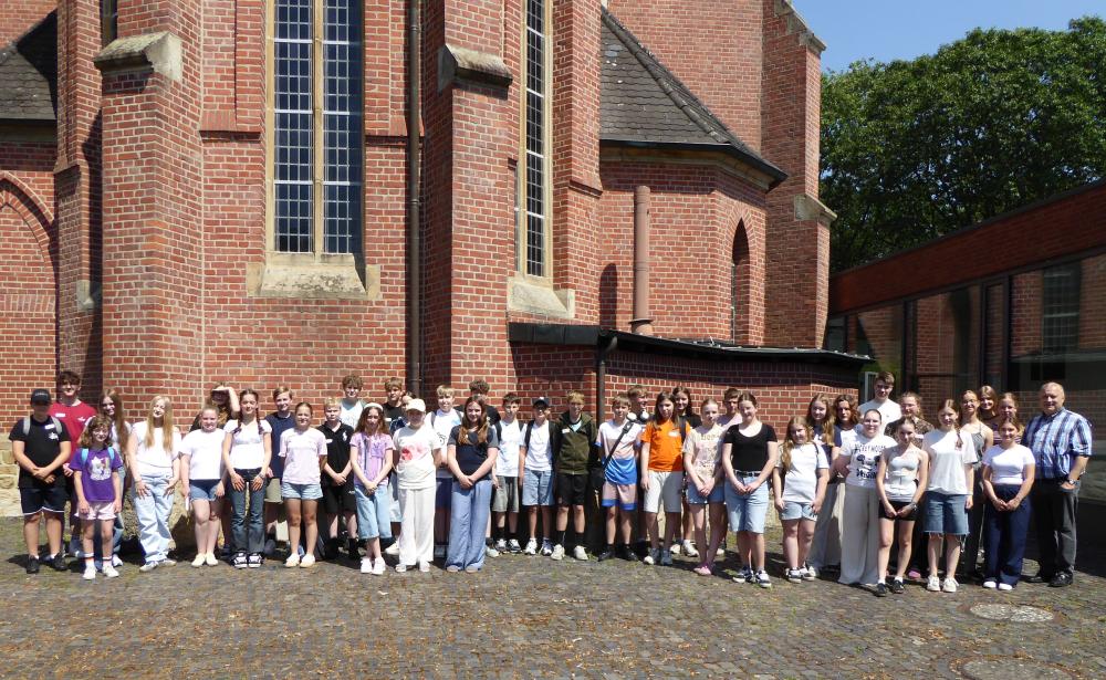 Gruppenfoto vor der Johanneskirche