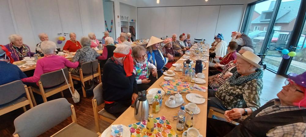 Schunkelten zu Akkordeonmusik: die Senior*innen mit Pastor Schwager