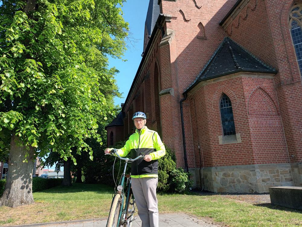 Heinz-Jakob Thyßen mit seinem Rad vor der Kirche