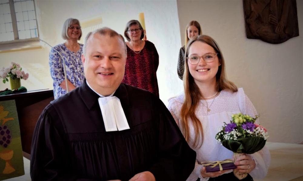 Vivien Hädrich mit Pfr. Dirk Schinkel nach dem Einführungsgottesdienst [Foto: Kay Müller]