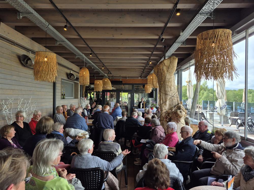 Im Wintergarten des Restaurants Ewige Liebe wurde der Gottesdienst wegen des schlechten Wetters gefeiert.