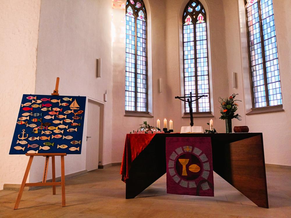 Schön geschmückter Altar und Tauffische aus 2023.