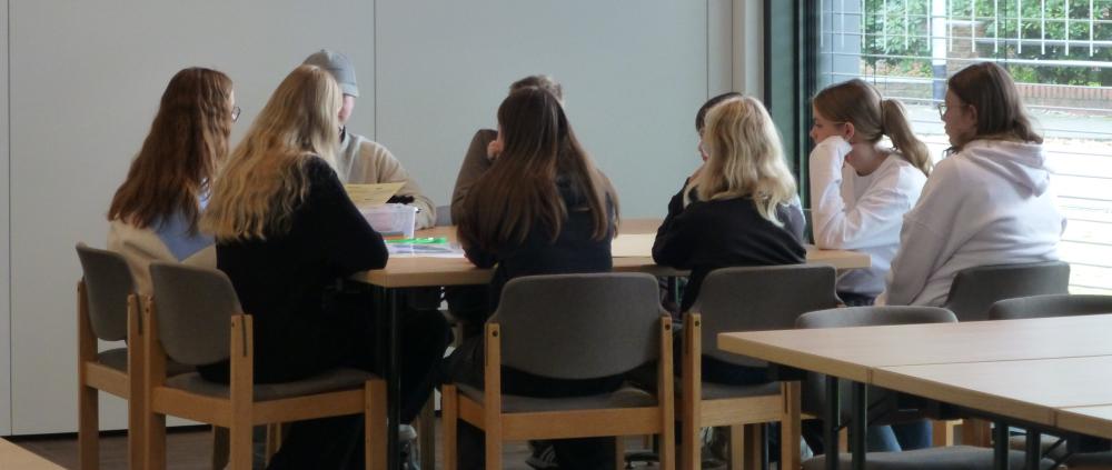 Teamerinnen leiten die Konfis in den Gruppen an