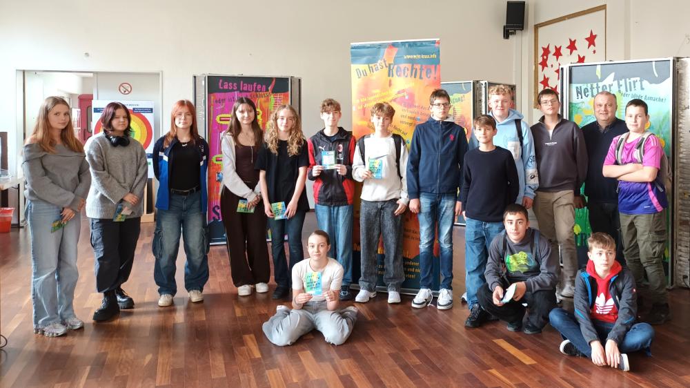 Gruppe der Konfis in der Ausstellung