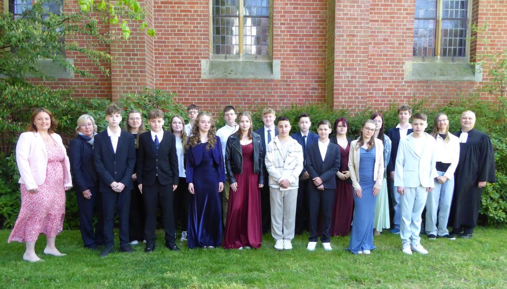Die erste Gruppe der Konfirmand*innen mit Pfarrer Schinkel und Mitarbeitenden