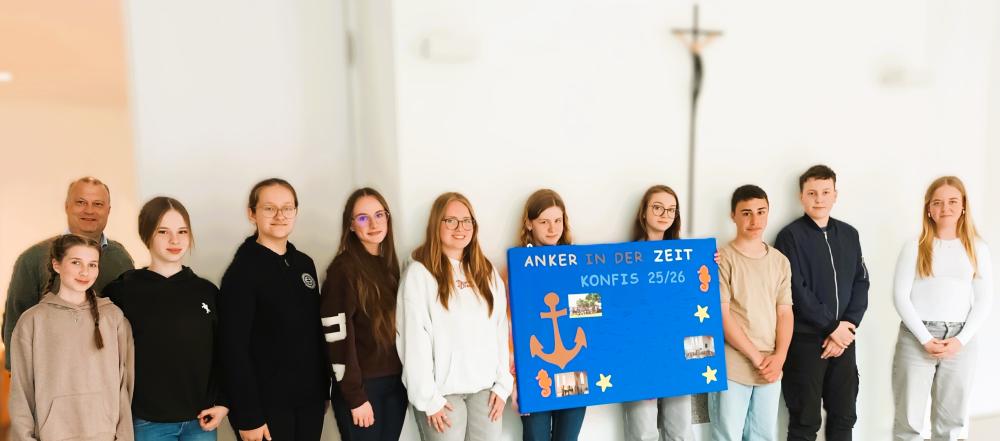 Einige der Konfis beim Nachtreffen im Gemeindehaus mit Pfarrer Schinkel