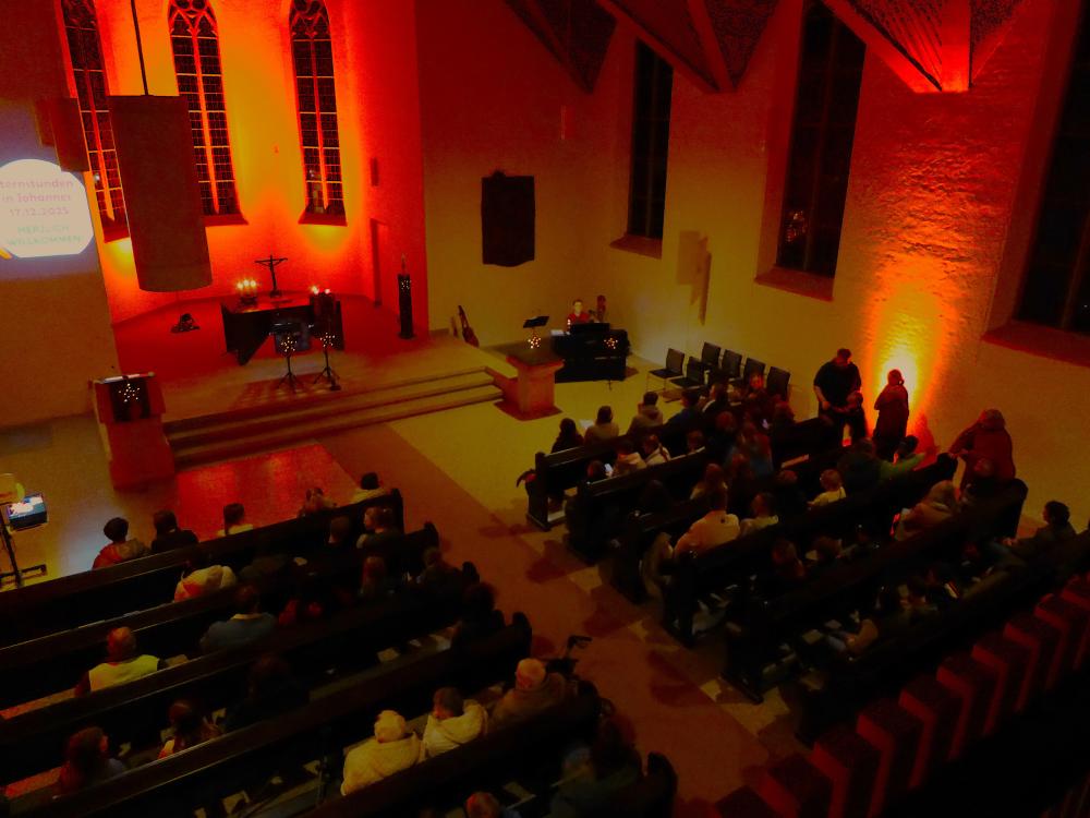 Vollbesetzte Reihen in der Johanneskirche.