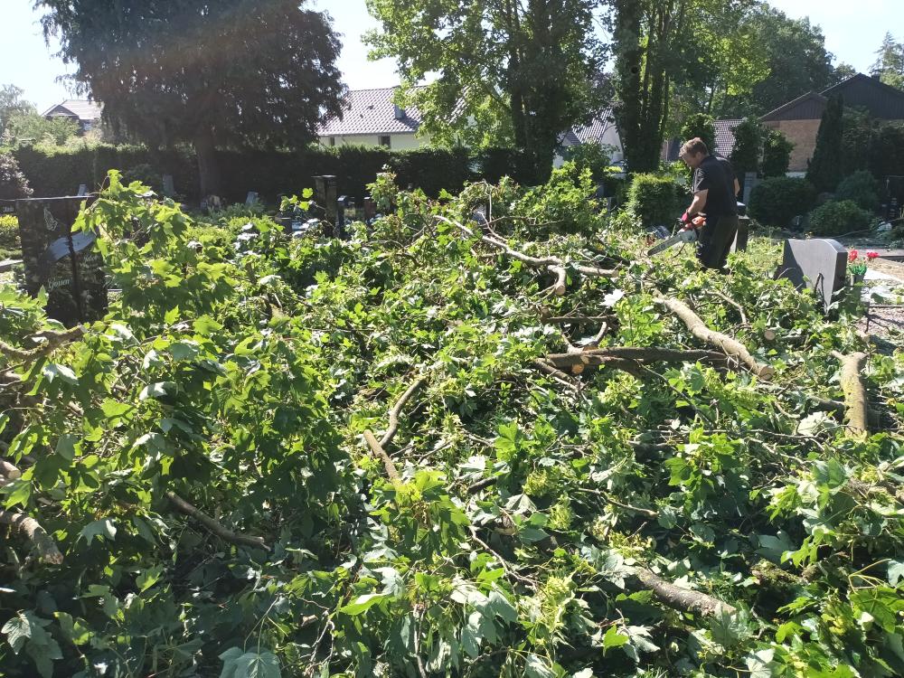 Wolfgang Schneege im Einsatz, um die Sturmschäden auf dem Ev. Friedhof zu beseitigen.