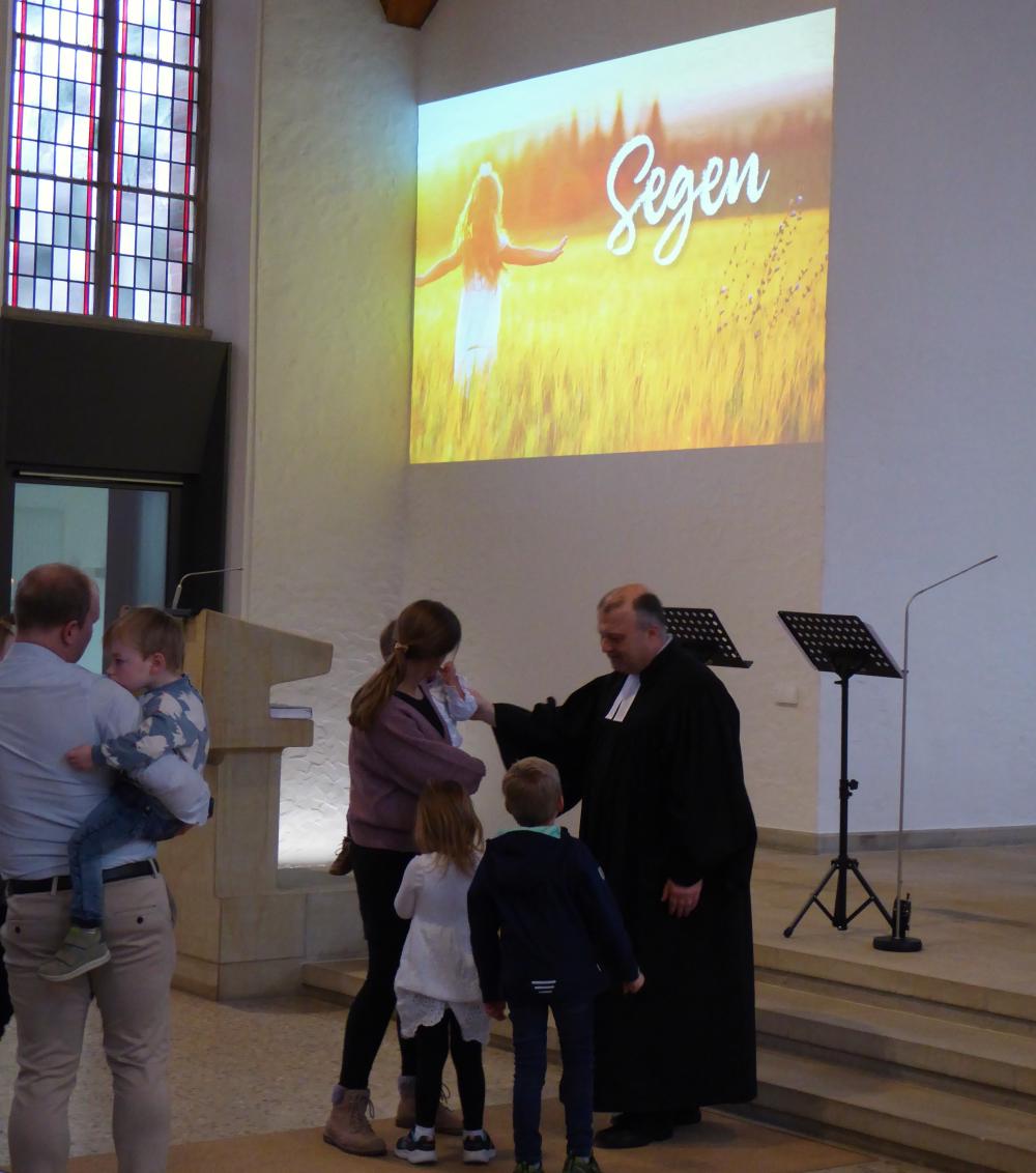 Tauferinnerungsgottesdienst im letzten Jahr - die Segnung der Familien