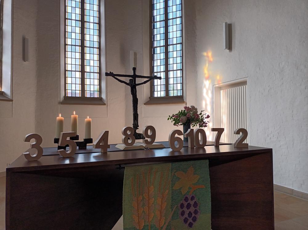 Zahlen auf dem Altar in der Kirche. Konfis erklärten ihre Bedeutung.