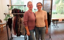 Die Organisatorinnen der Frauenkleider-Tauschbörse (Foto: Dirk Schinkel)